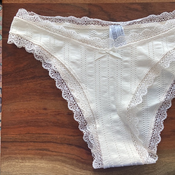 Forever 21 lace trim cheeky panty cream color seamless eyelet material vanilla M - Picture 11 of 11